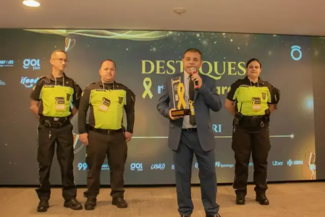 A cerimônia de premiação, realizada no Centro de Convenções Millenium, em São Paulo, celebrou as melhores ações de conscientização para a prevenção de acidentes de trânsito. Barueri foi uma das cinco cidades premiadas em todo o país na categoria “Ações do Poder Público – Municípios”. O evento reuniu cerca de 300 convidados, entre autoridades e especialistas da área, e reforçou a importância de atitudes responsáveis para um trânsito mais humano. Na categoria municipal, Barueri dividiu o reconhecimento com as cidades de Divinópolis (MG), Guarulhos (SP), Toledo (PR) e Natal (RN). A gestão municipal e a equipe da Semurb celebraram a conquista, que evidencia o compromisso da cidade com a causa. “Este prêmio é fruto de um esforço coletivo e do apoio constante de toda a administração municipal”, destacou a Secretaria.